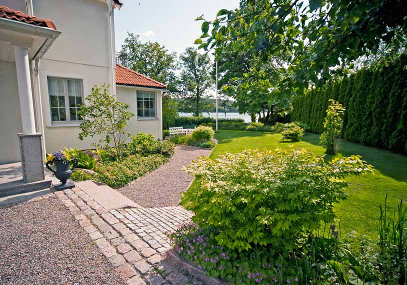 Stensättning runt huset & gång