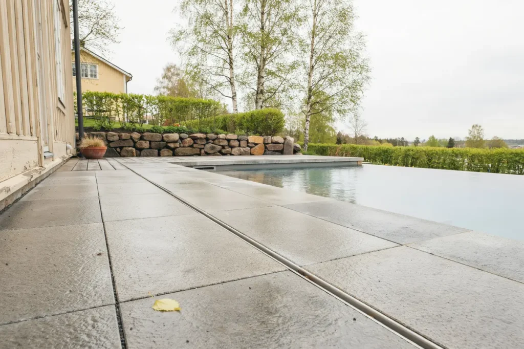 poolomr de med stenl ggning s v ljer du halks kra material och smarta l sningar f r svenska villatr dg rdar